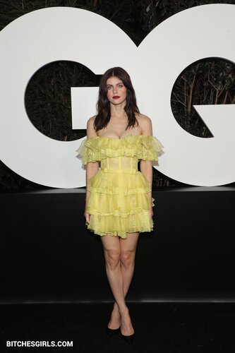 Alexandra Daddario Nudes - Nipple & Pussy Slips celeb