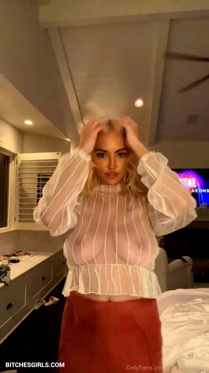 Lindsey Pelas Nudes - Onlyfans Leaked Tits & Nipples Photos