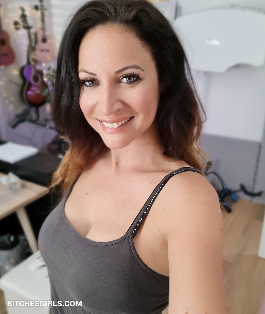 Rebecca Moore / Vocal Athlete - Nude Youtuber Milf